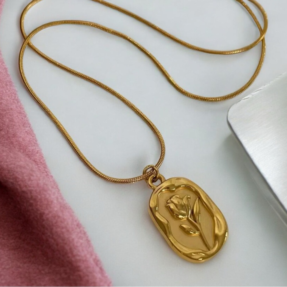Tulip flower 18k gold plated pendant necklace. New.